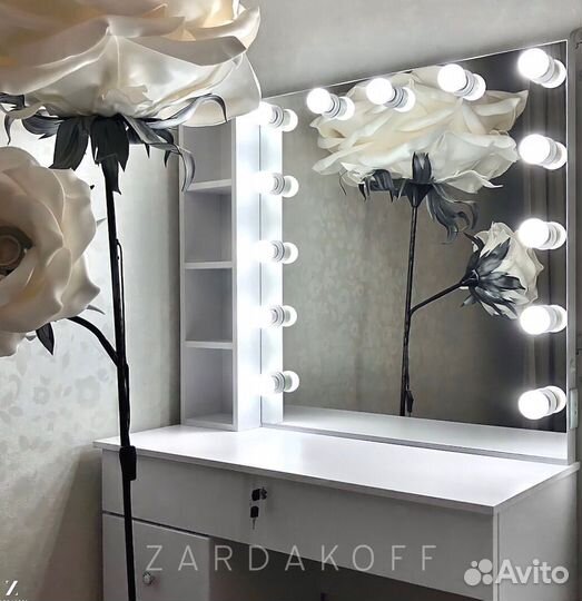 Туалетный столик и гримерное зеркало с подсветкой