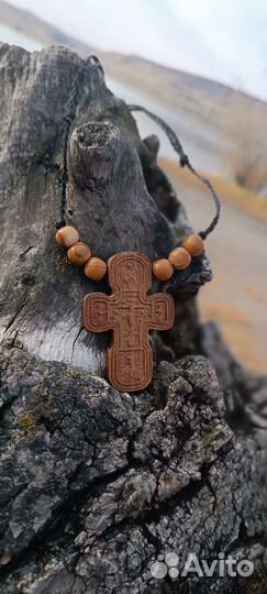 Нательный крест из дерева мансония
