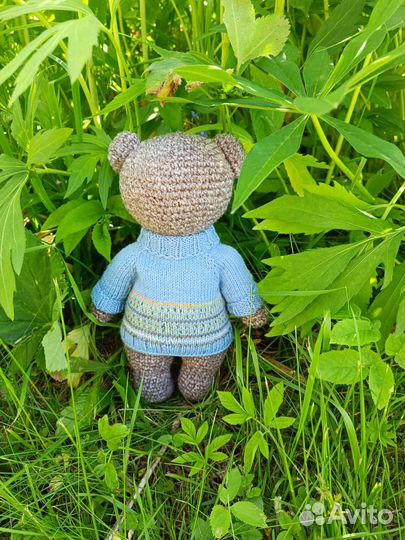 Вязанный мишка в свитере
