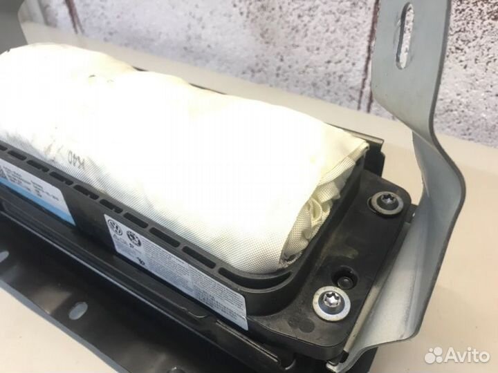 Подушка безопасности в торпедо Volkswagen Golf 6