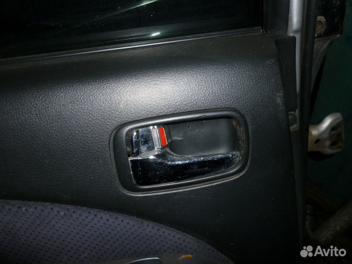 Ручка задняя левая Mitsubishi Outlander 1