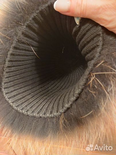 Женская шапка из вязаного енота