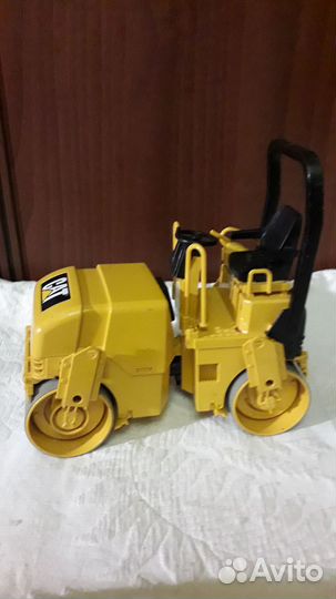 Машинка коллекционная Bruder асфальтоукладчик 2004
