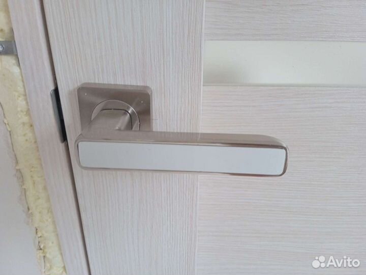 Новые белые дверные ручки для межкомнатных дверей