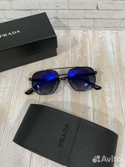 Солнцезащитные очки Prada