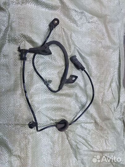 Датчик абс задний правый mn116244