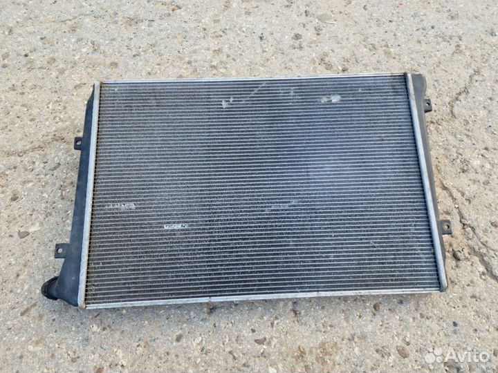 Интеркуллер / Радиатор VW Passat B6 3C0145803G