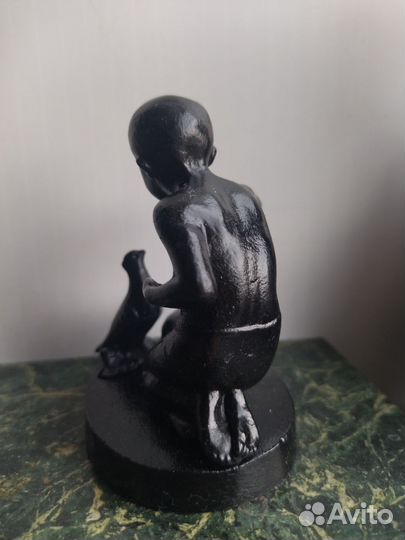 Статуэтка Мальчик с голубями