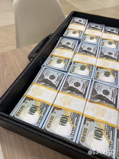 Черный дипломат с долларами, 50 пачек