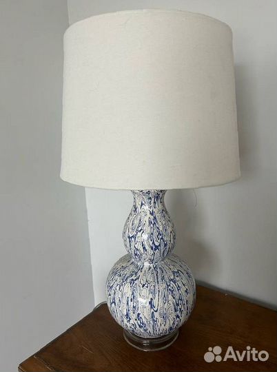 Настольная лампа с абажуром