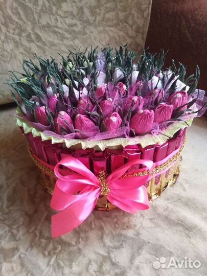 Сладкий подарок с цветами