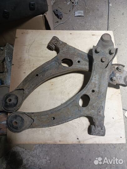 Передний рычаг Toyota Avensis t250