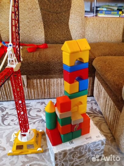 Детские игрушки (кубики, конструктор, машинки)