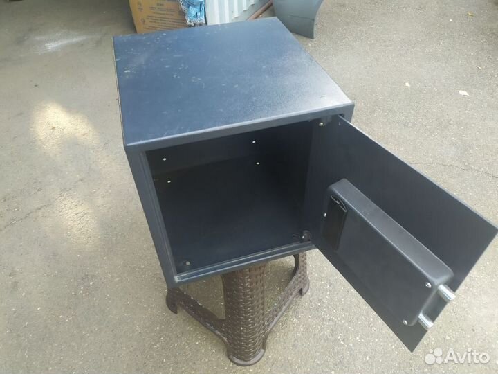 Сейф металлический Vector