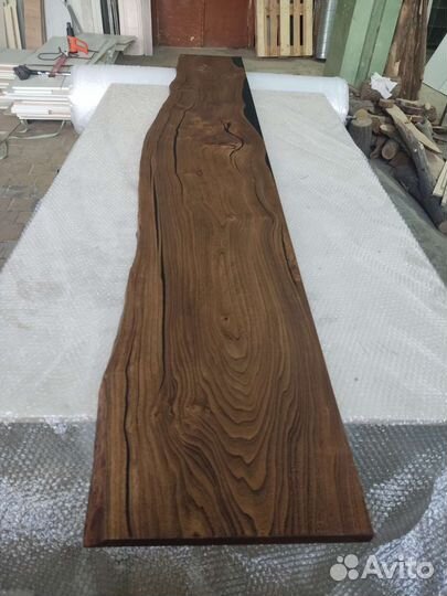 Полка из массива с живым краем под тв