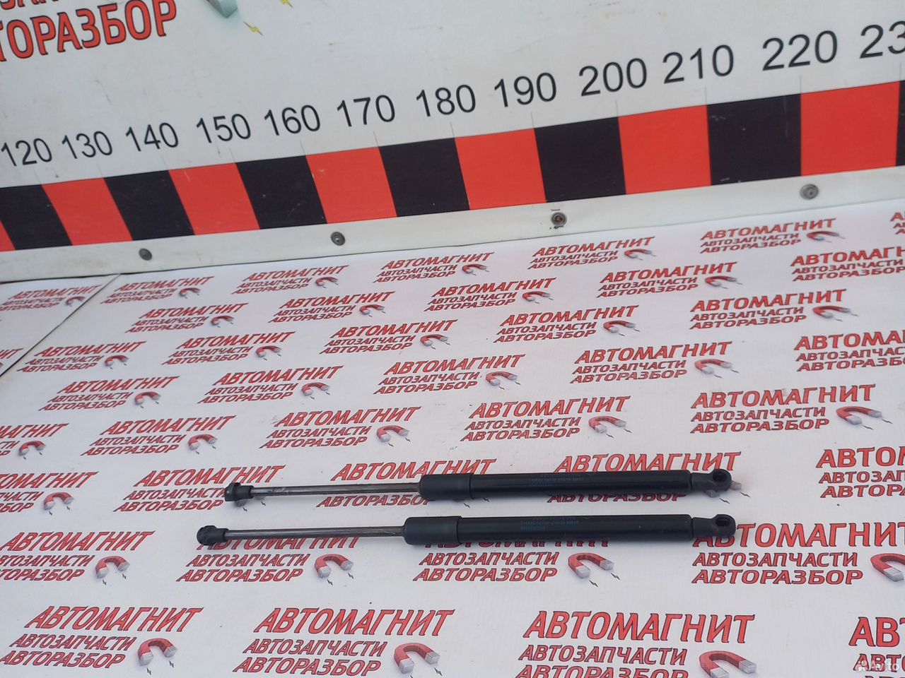 Упор амортизатор багажника Рено Дастер 2 19 н.в