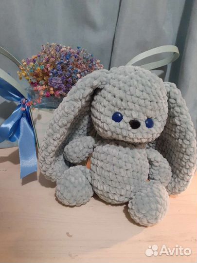 Плюшевый заяц вязаный