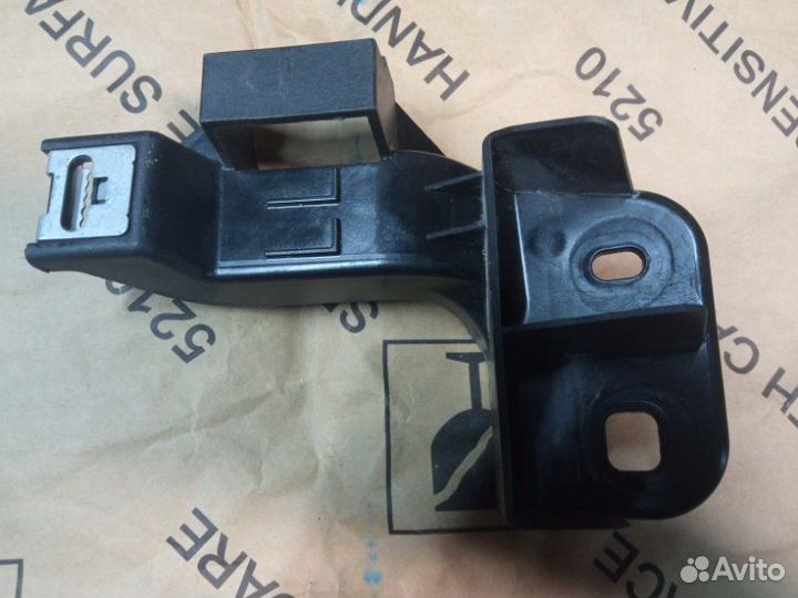 Кронштейн (сопут. товар) правый Volkswagen Passat