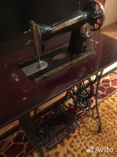 Швейная машина на чугунной станине