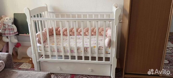 Детская кроватка с маятником и ящиком