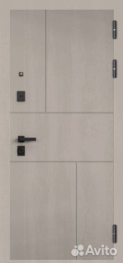 Входная дверь в квартиру с зеркалом