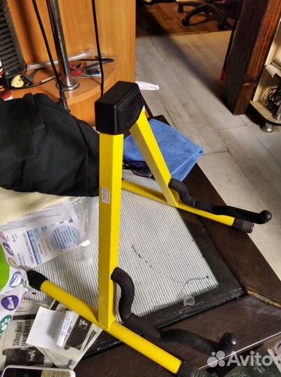 Стойка для гитары с держателем и фиксатором грифа