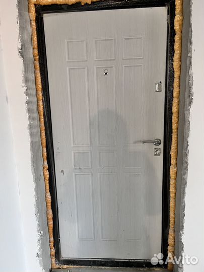Дверь входная металлическая от застройщика