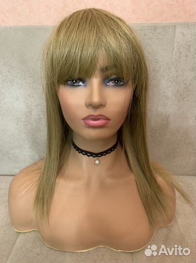 Песочный светлый парик с челкой средней длины