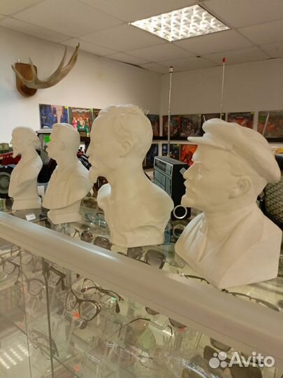 Бюсты великих людей