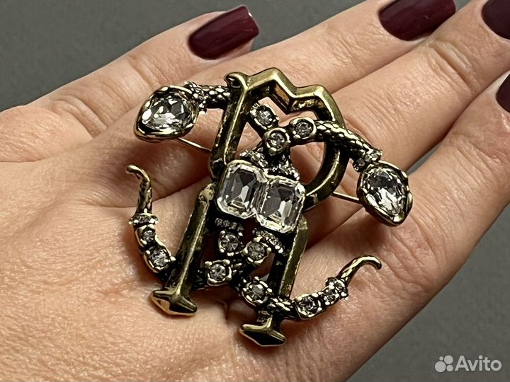 Эффектная брошь Roberto Cavalli