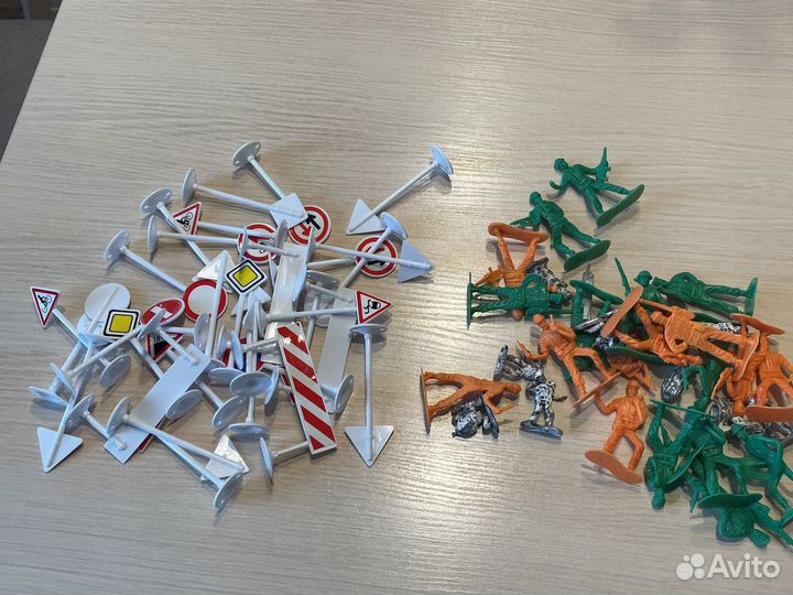 Дорожные знаки игрушки и солдатики