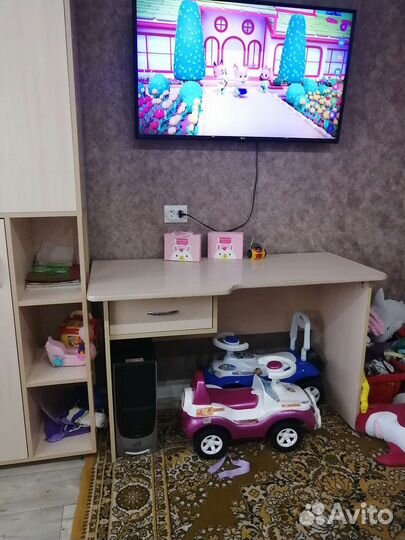 Два отдельных шкафа в детскую со столом