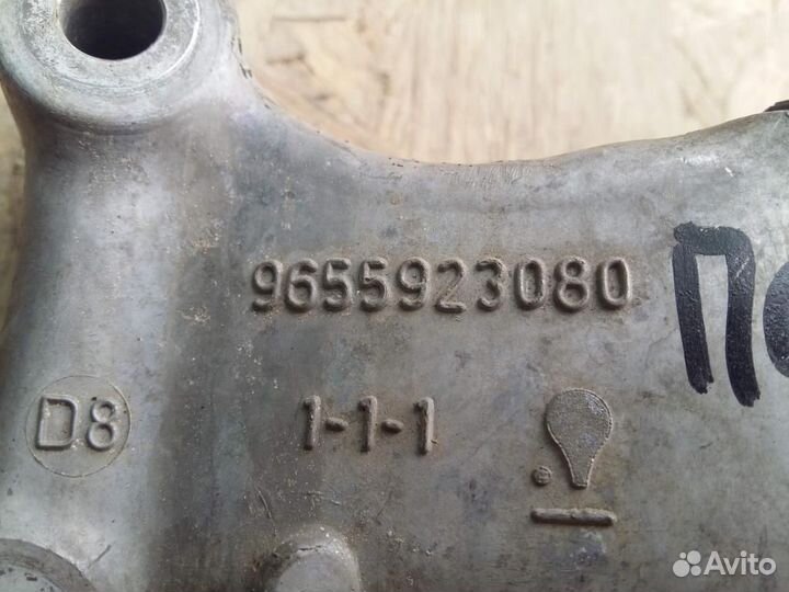 Кронштейн двигателя правый Peugeot 308 2007