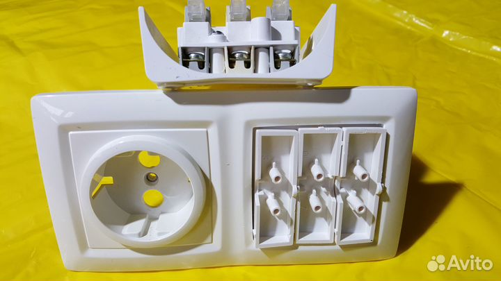 Блок розетка-выключатель
