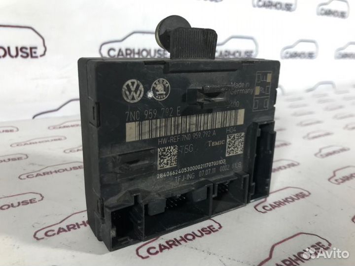 Блок управления дверьми передний правый Skoda Yeti