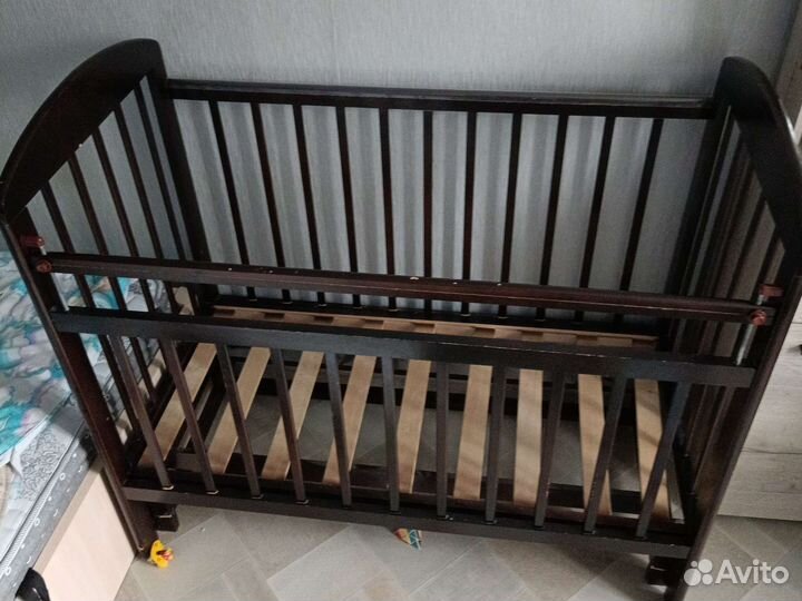 Детская кроватка с маятником