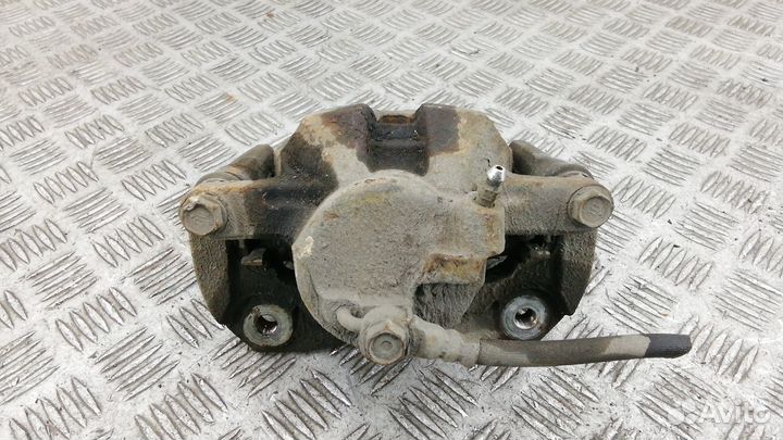 Суппорт передний правый Toyota Prius V 2013