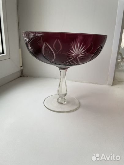 Вазы и бокалы из марганцевого стекла