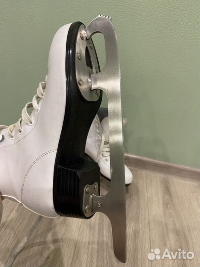 Коньки фигурные женские 38 размер