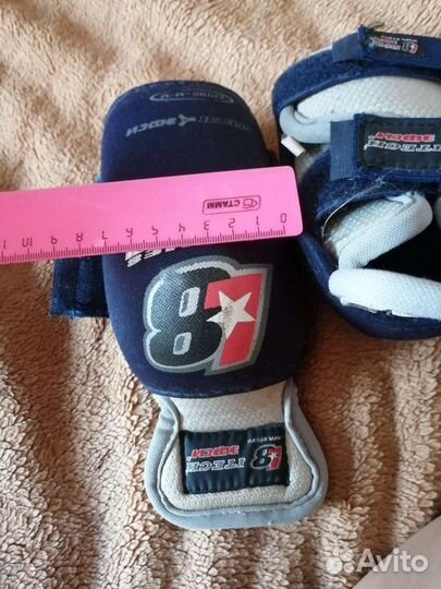 Налокотник хоккейный защитный