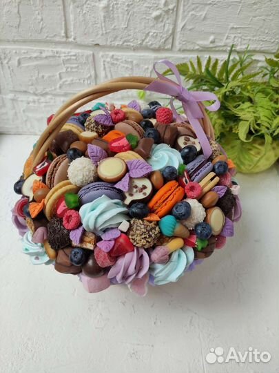 Съедобные букеты, подарок в корзине
