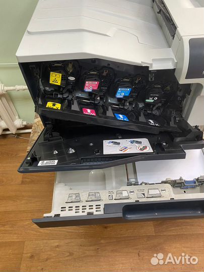 Принтер HP Color LaserJet CP5225