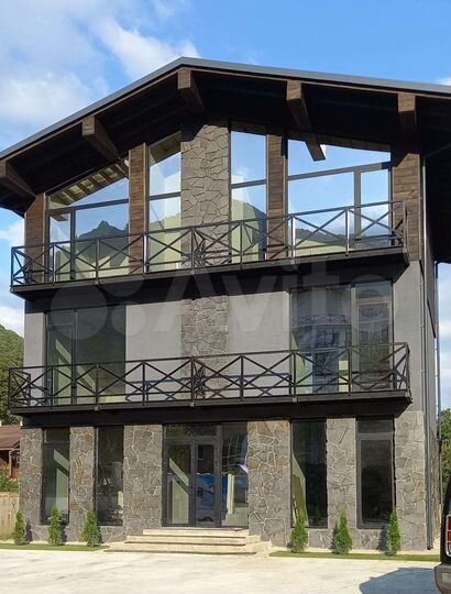 Коттедж 268 м² на участке 4,5 сот.