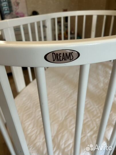 Детская кроватка с маятником белая