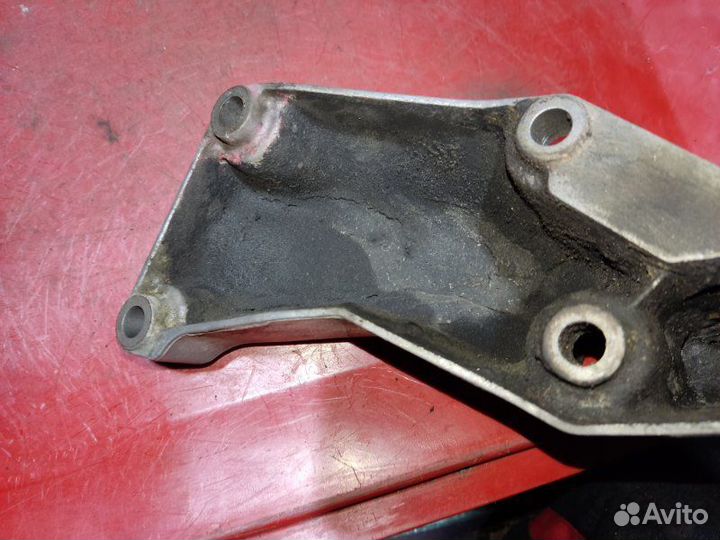 Опора двигателя Volkswagen Passat B5 универсал