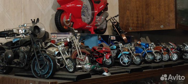 Коллекция игрушечных мотоциклов
