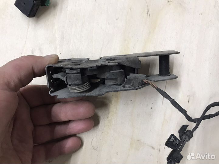 Замок капота 3AB823509C Passat B7