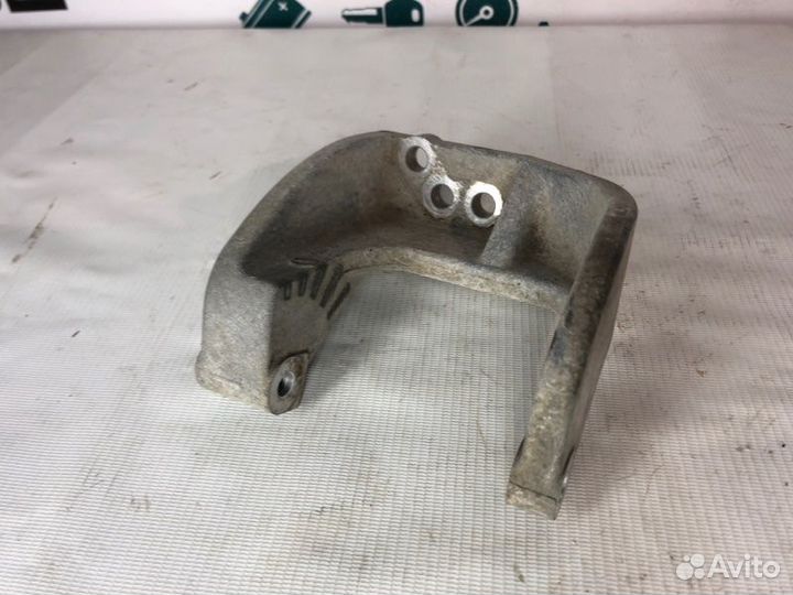 Кронштейн опоры двигателя правый Suzuki Sx4 седан