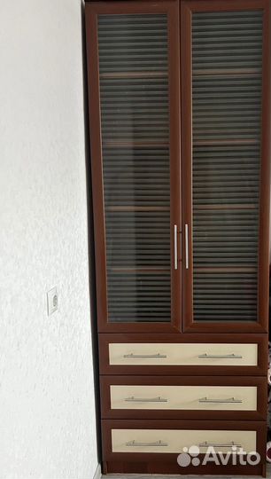 Шкаф книжный