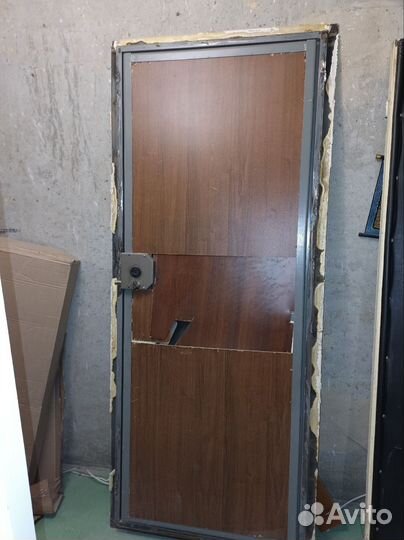 Дверь входная металлическая б у